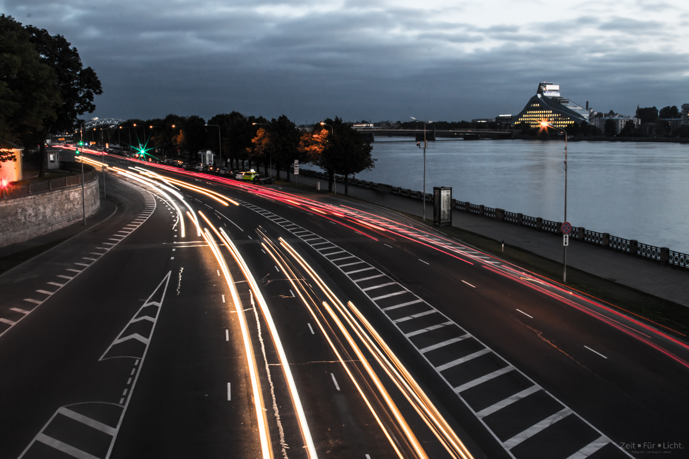 abendlicher Verkehr in Riga